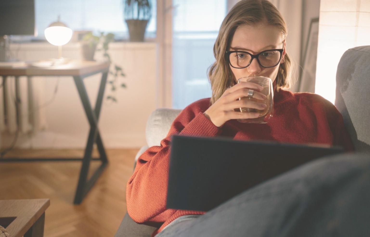 Modernes Büro mit aufgeräumtem Arbeitsplatz und Finanzunterlagen